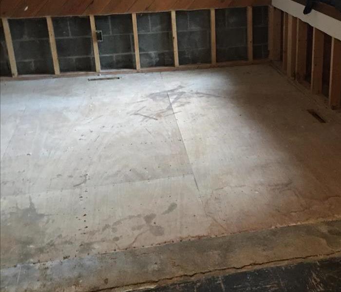 Room with no carpet and exposed base 